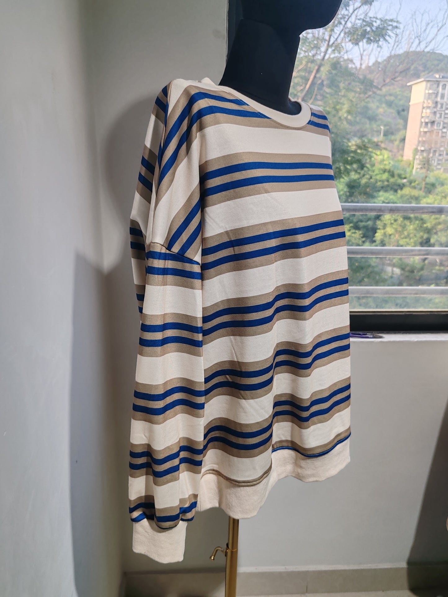 Simple long-sleeved striped T-shirt