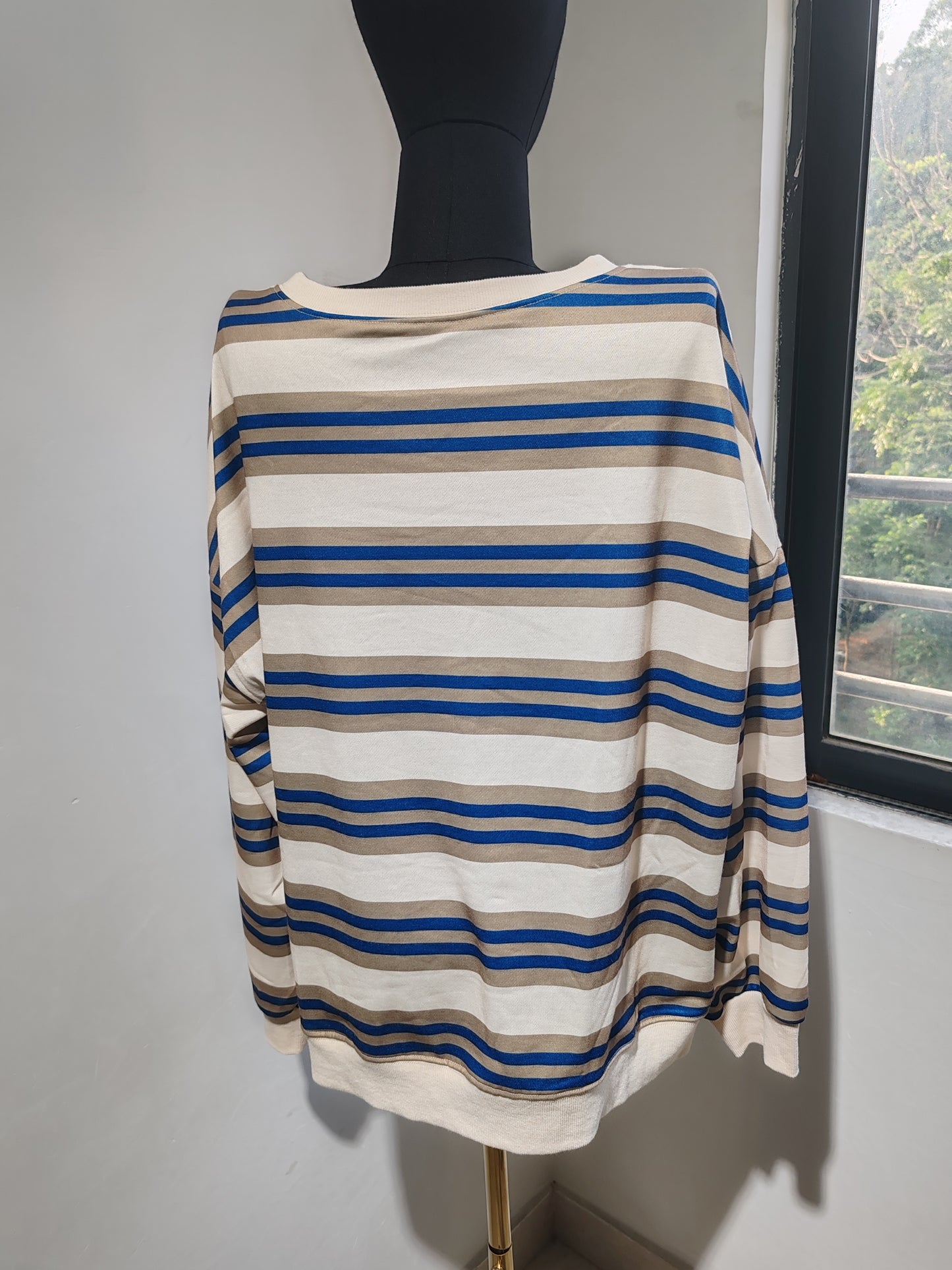 Simple long-sleeved striped T-shirt