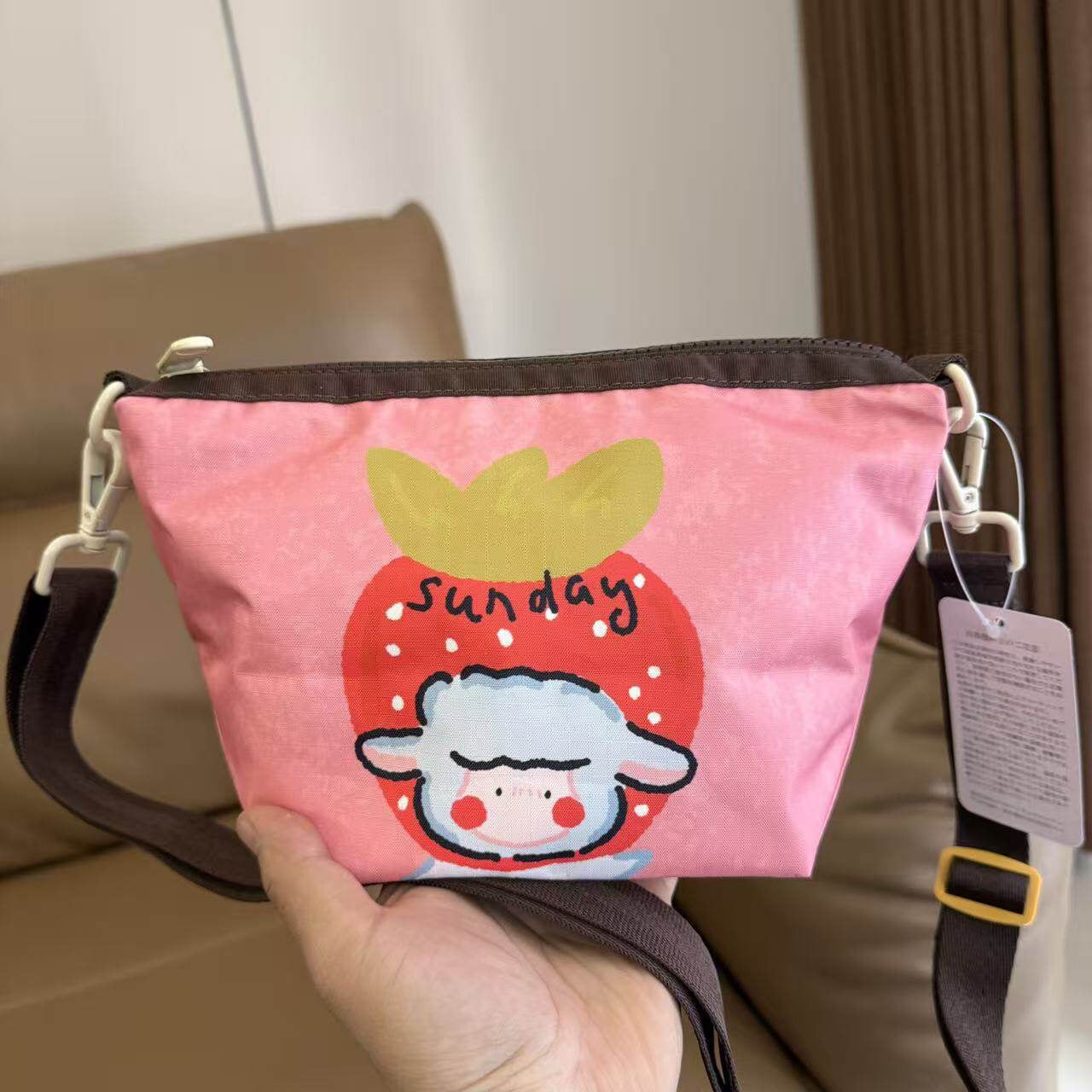 L219 shoulder bag, cartoon messenger bag, opening length 22, height 13.