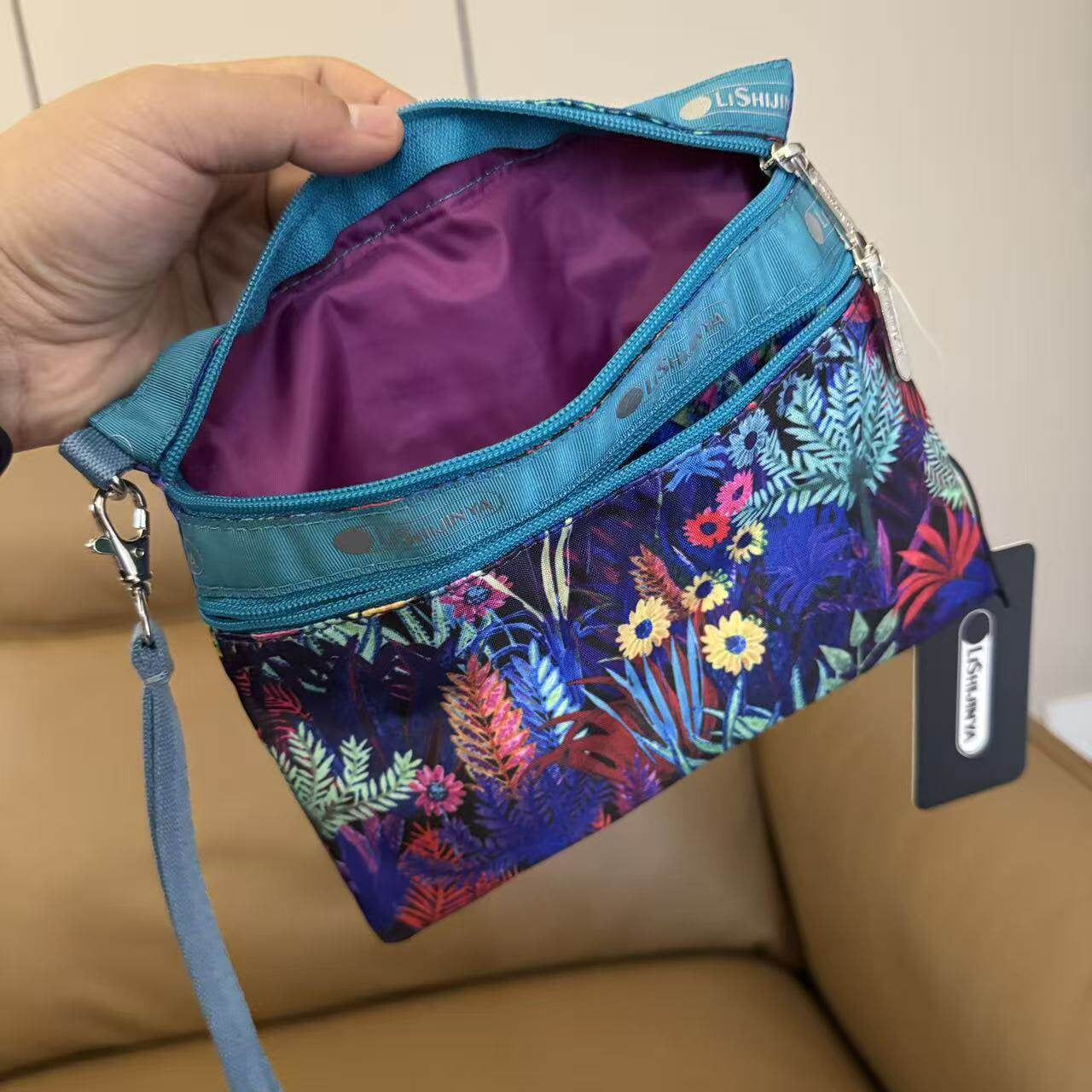 Cartoon women's hand rope, hand bag, two zippers, cosmetic bag, change bag, mobile phone bag.