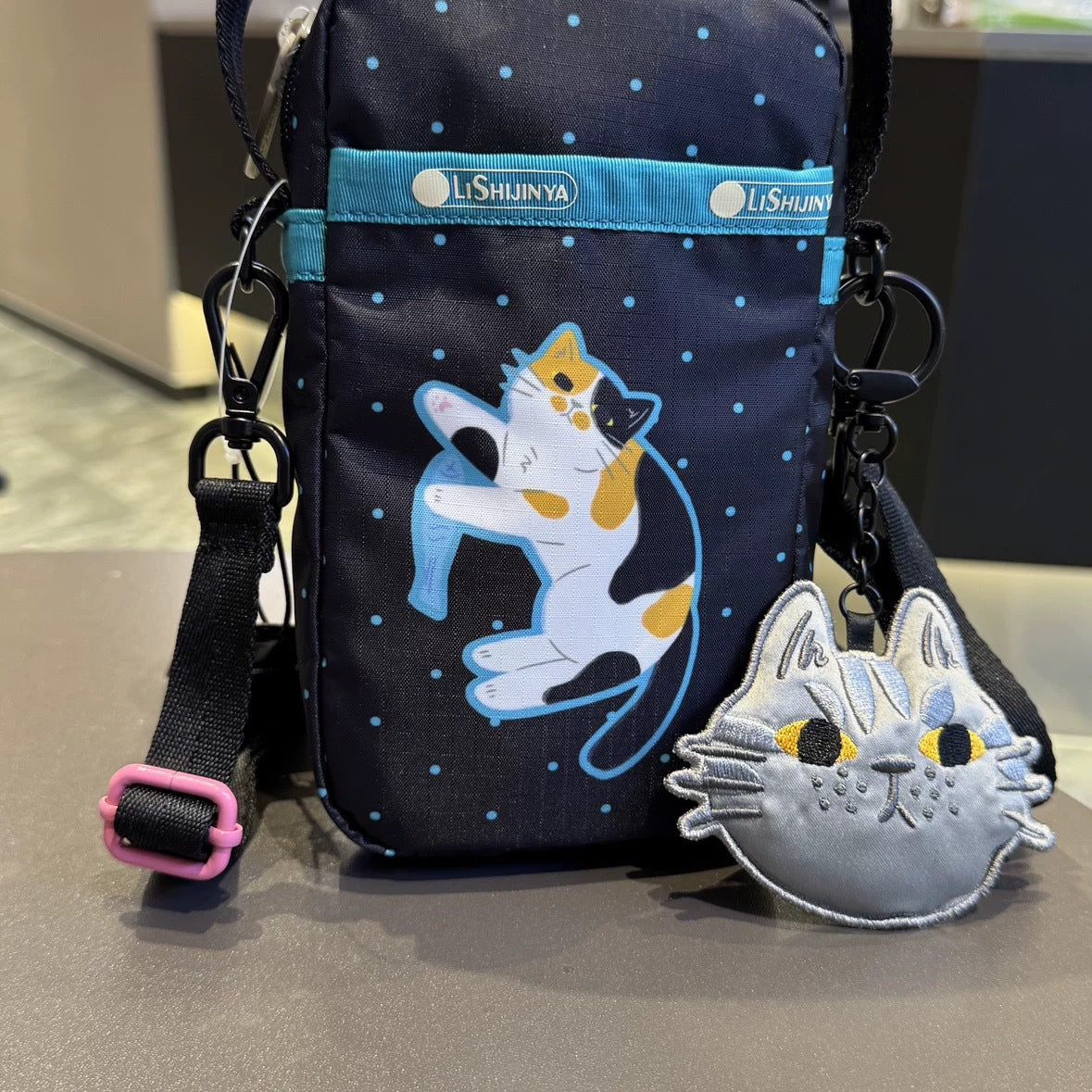 Three-flower cat messenger bag, women's mobile phone bag, portable small bag, mobile phone bag, change bag, casual 3505.